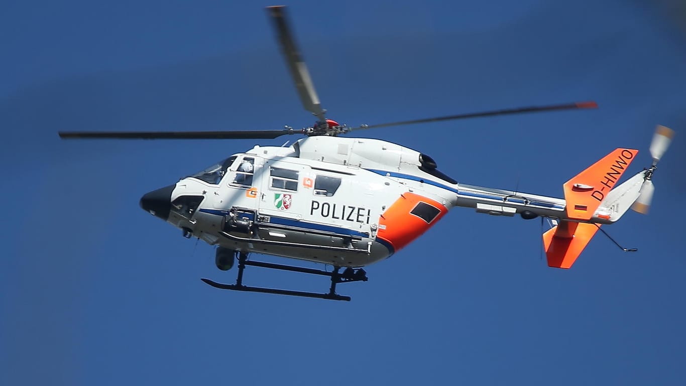 Per Hubschrauber suchte die Düsseldorfer Polizei am Montagmorgen einen Räuber, der eine Frau auf dem Friedhof Heerdt überfallen hatte (Symboldbild)