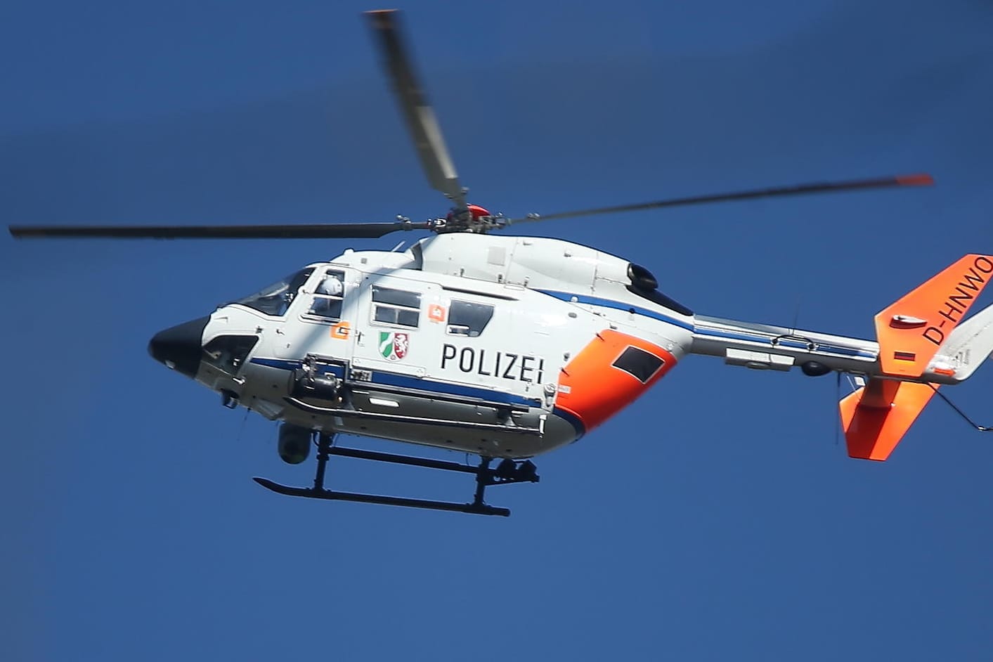 Per Hubschrauber suchte die Düsseldorfer Polizei am Montagmorgen einen Räuber, der eine Frau auf dem Friedhof Heerdt überfallen hatte (Symboldbild)
