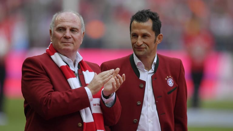 Präsident Uli Hoeness und Hasan Salihamidzic am letzten Spieltag der vergangenen Saison in der Allianz Arena.