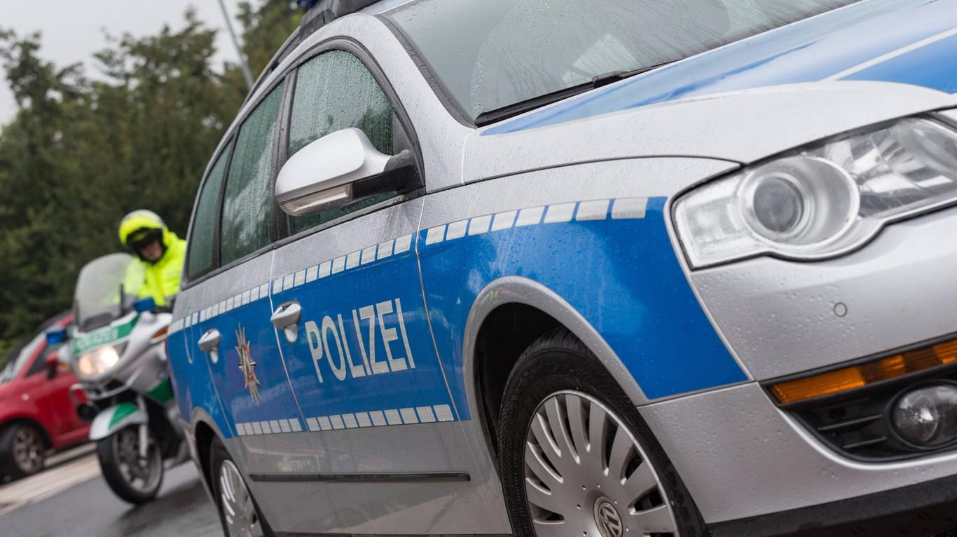 Polizeiangaben zufolge sind zwei Bochumer bei einem Motorradunfall in Lünen umgekommen..
