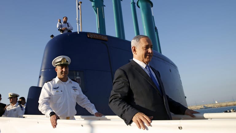 Premierminister Benjamin Netanjahu geht von Bord eines Dolphin-U-Bootes im Hafen von Haifa.
