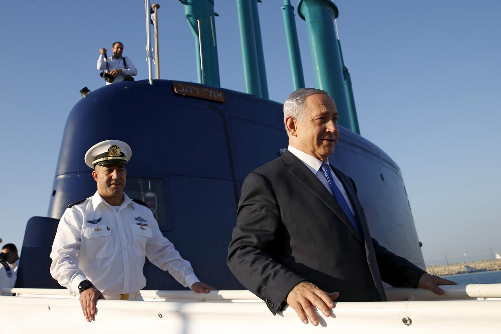 Premierminister Benjamin Netanjahu geht von Bord eines Dolphin-U-Bootes im Hafen von Haifa.