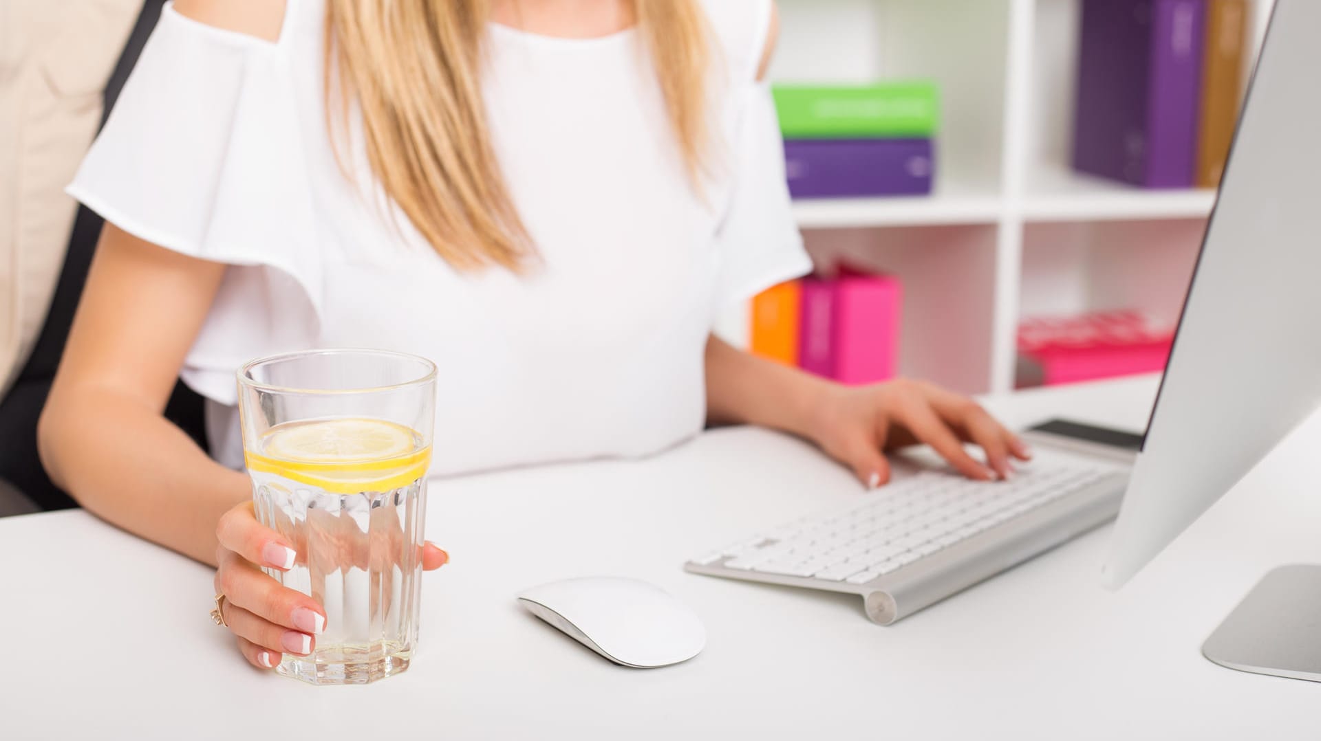 Schon im Büro braucht man bei 30 Grad etwa einen Liter mehr als sonst.