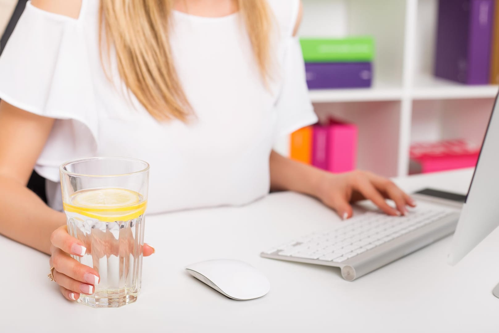 Schon im Büro braucht man bei 30 Grad etwa einen Liter mehr als sonst.