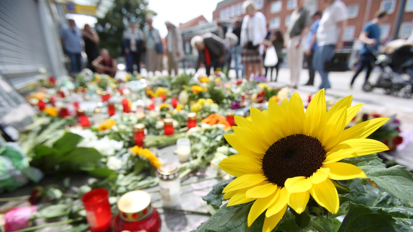 Die Bundesanwaltschaft ermittelt gegen einen Islamisten, der am Freitag in einem Supermarkt in Hamburg einen Mann getötet und sieben Menschen verletzt hat.
