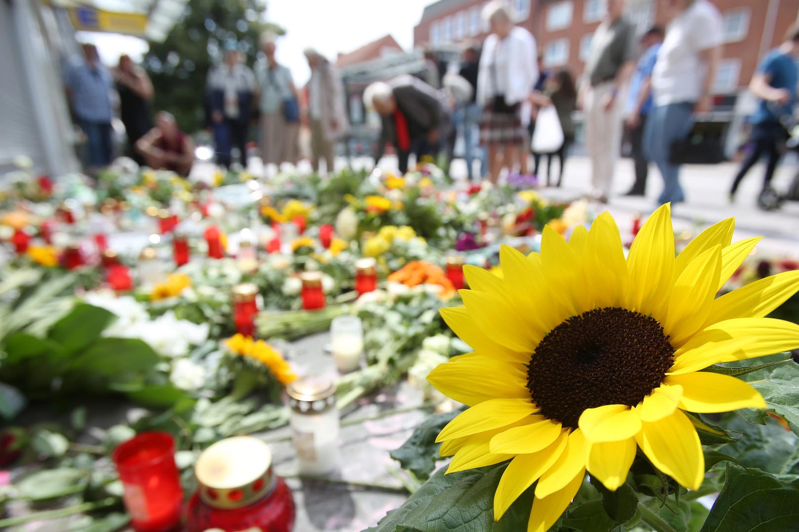 Die Bundesanwaltschaft ermittelt gegen einen Islamisten, der am Freitag in einem Supermarkt in Hamburg einen Mann getötet und sieben Menschen verletzt hat.