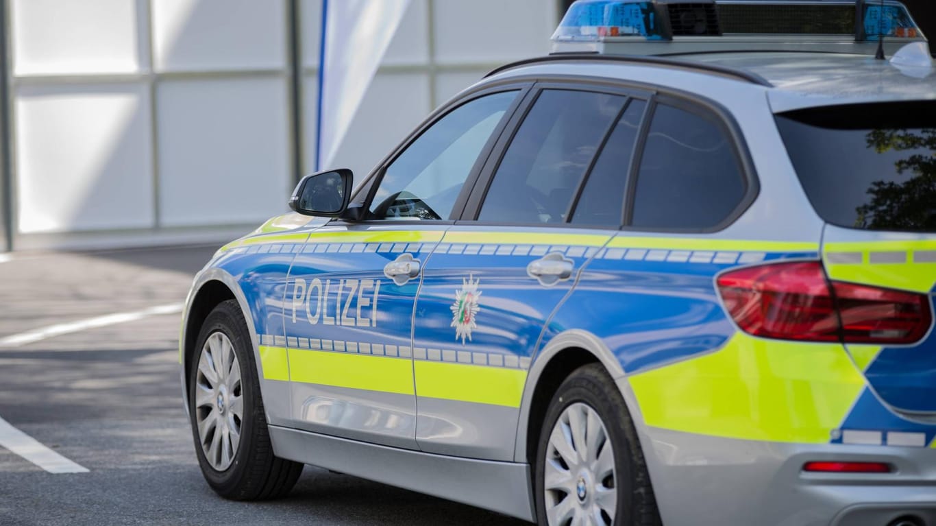 Die Dortmunder Polizei ist nachts auf ein Auto aufmerksam geworden, das ohne Licht fuhr. Später stellte sich heraus, dass es sich bei dem Fahrer um einen 14-jährigen Jungen handelte.