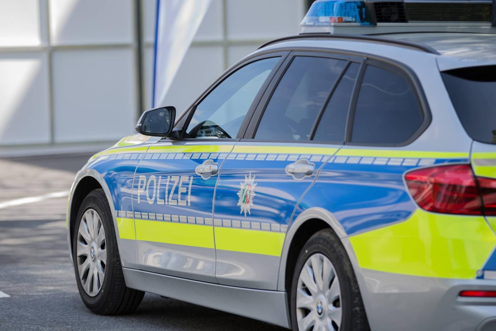 Die Dortmunder Polizei ist nachts auf ein Auto aufmerksam geworden, das ohne Licht fuhr. Später stellte sich heraus, dass es sich bei dem Fahrer um einen 14-jährigen Jungen handelte.