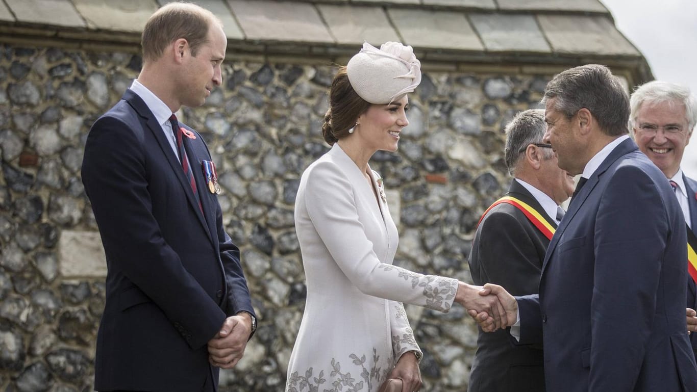 Sigmar Gabriel wird im Rahmen der Gedenkveranstaltung auf dem Friedhof Tyne von Prinz William und Herzogin Kate begrüßt.