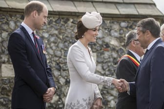 Sigmar Gabriel wird im Rahmen der Gedenkveranstaltung auf dem Friedhof Tyne von Prinz William und Herzogin Kate begrüßt.