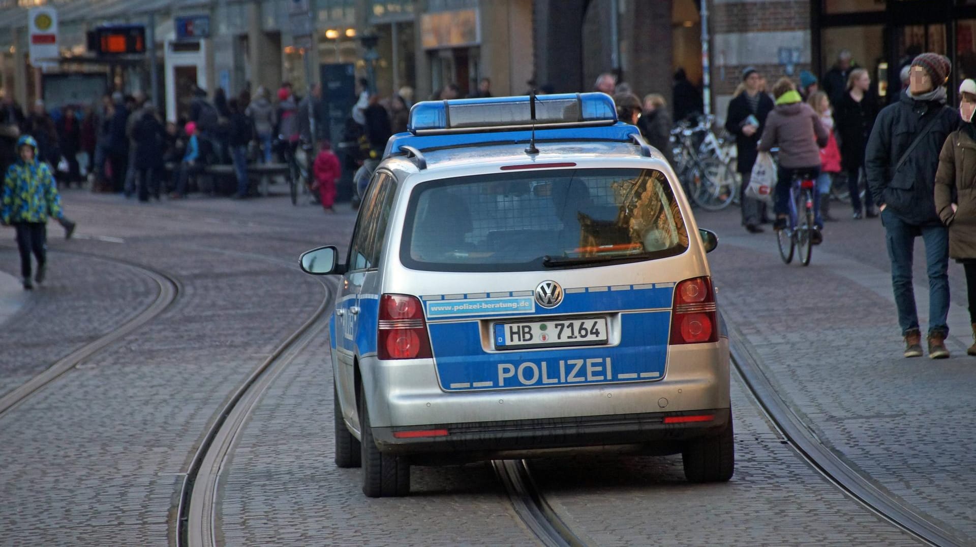 Da die Polizei erst verspätet von der Tat erfahren hatte, konnten die Spuren vor Ort nicht rechtmäßig gesichert werden. Da die Polizei erst verspätet von der Tat erfahren hatte, konnten die Spuren vor Ort nicht rechtmäßig gesichert werden.