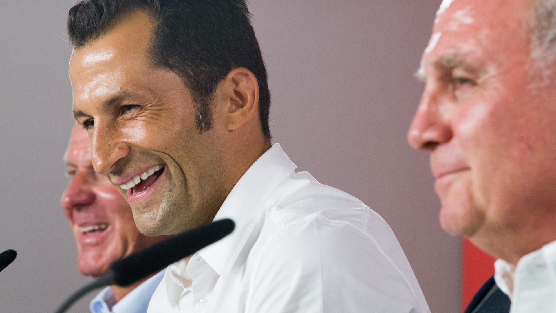 Bayerns neuer Sportdirektor Hasan Salihamidzic (m.) zwischen Präsident Uli Hoeneß und Vorstandschef Karl-Heinz Rummenige (l.).