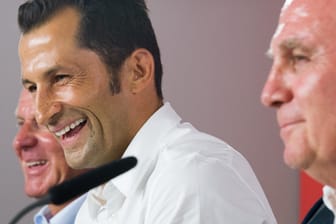 Bayerns neuer Sportdirektor Hasan Salihamidzic (m.) zwischen Präsident Uli Hoeneß und Vorstandschef Karl-Heinz Rummenige (l.).