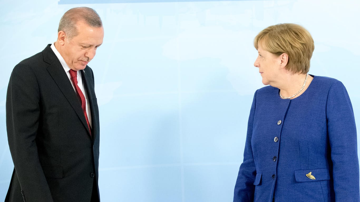 Angela Merkel begrüßt Recep Tayyip Erdogan zu Beginn des G20-Gipfels in Hamburg.