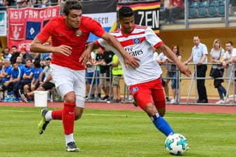 HSV-Linksverteidiger Douglas Santos (r.) gab gegen Antalyaspor nach einer Kniereizung sein Comeback.
