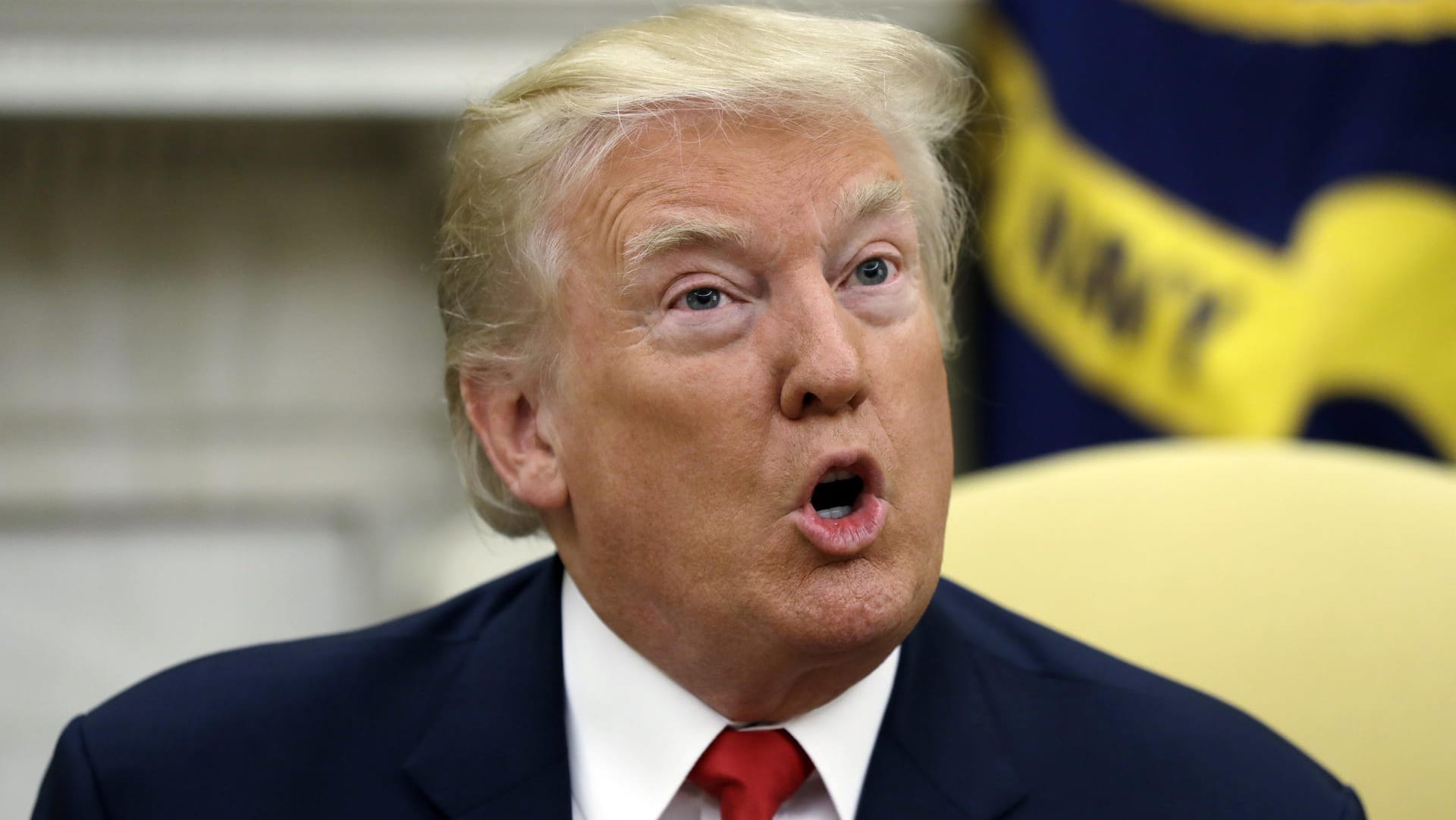 US-Präsident Donald Trump spricht bei der Vorstellung von Stabschef Kelly mit Medienvertretern. US-Präsident Donald Trump spricht bei der Vorstellung von Stabschef Kelly mit Medienvertretern.