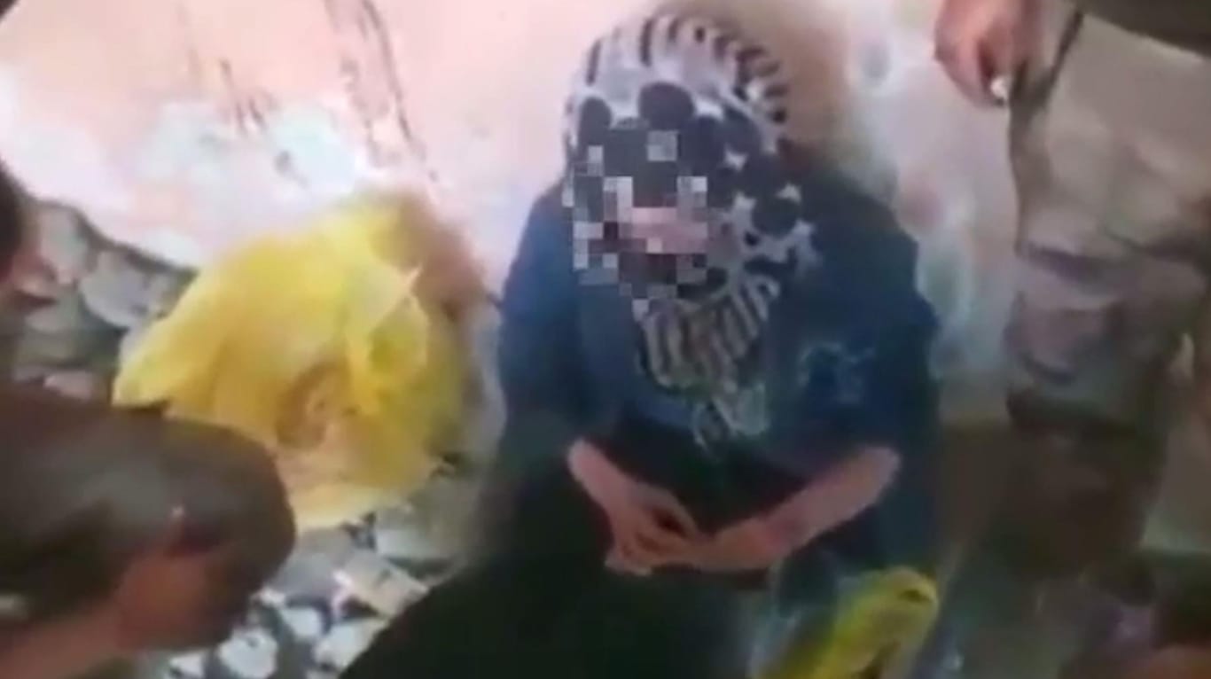 Ausschnitt aus einem Video der irakischen Armee, das eine der deutschen IS-Frauen nach ihrer Festnahme in Mossul zeigen soll.