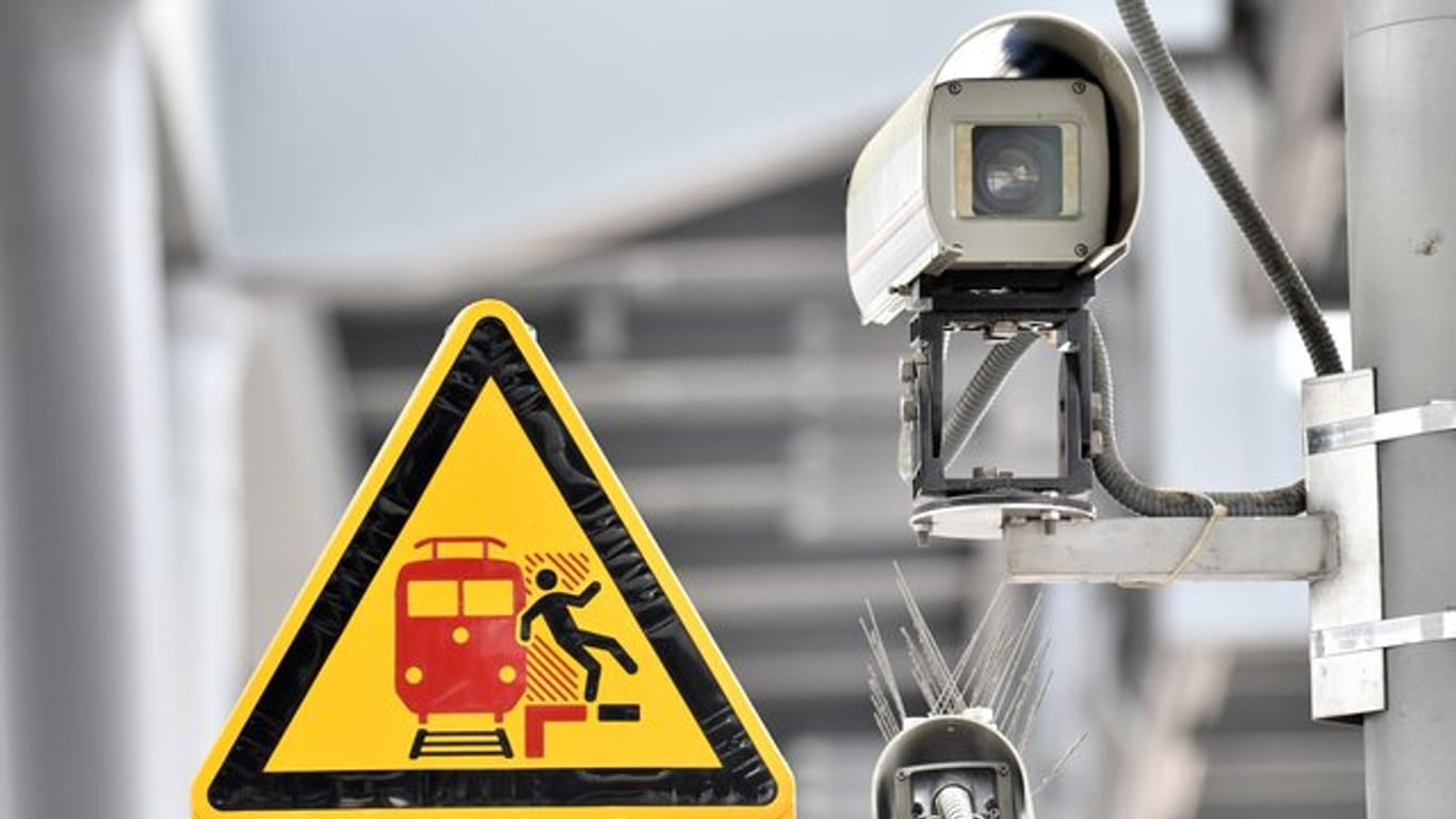Im Berliner Bahnhof Südkreuz beginnt ein Versuch zur Gesichtserkennung durch Überwachungskameras.