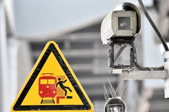 Im Berliner Bahnhof Südkreuz beginnt ein Versuch zur Gesichtserkennung durch Überwachungskameras.
