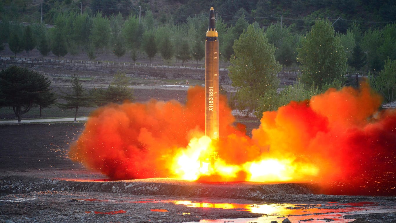 Eine nordkoreanische Langstreckenrakete des Typs "Hwasong-12 (Mars-12)" hebt von einem Testgelände ab.