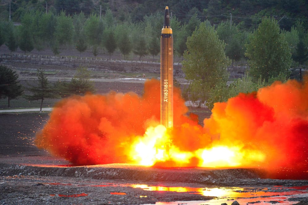 Eine nordkoreanische Langstreckenrakete des Typs "Hwasong-12 (Mars-12)" hebt von einem Testgelände ab.