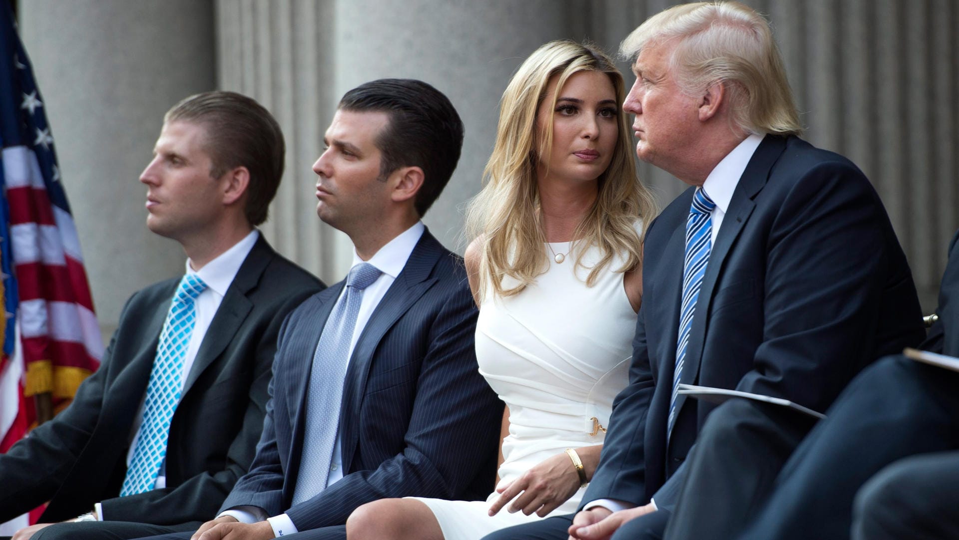 Donald Trump Jr. (2.v.l.) dementierte, dass er sich aus Wahlkampfgründen mit der russischen Anwältin getroffen habe – das Dementi war falsch und stammte mutmaßlich aus der Feder seines Vaters. Donald Trump Jr. (2.v.l.) dementierte, dass er sich aus Wahlkampfgründen mit der russischen Anwältin getroffen habe – das Dementi war falsch und stammte mutmaßlich aus der Feder seines Vaters.