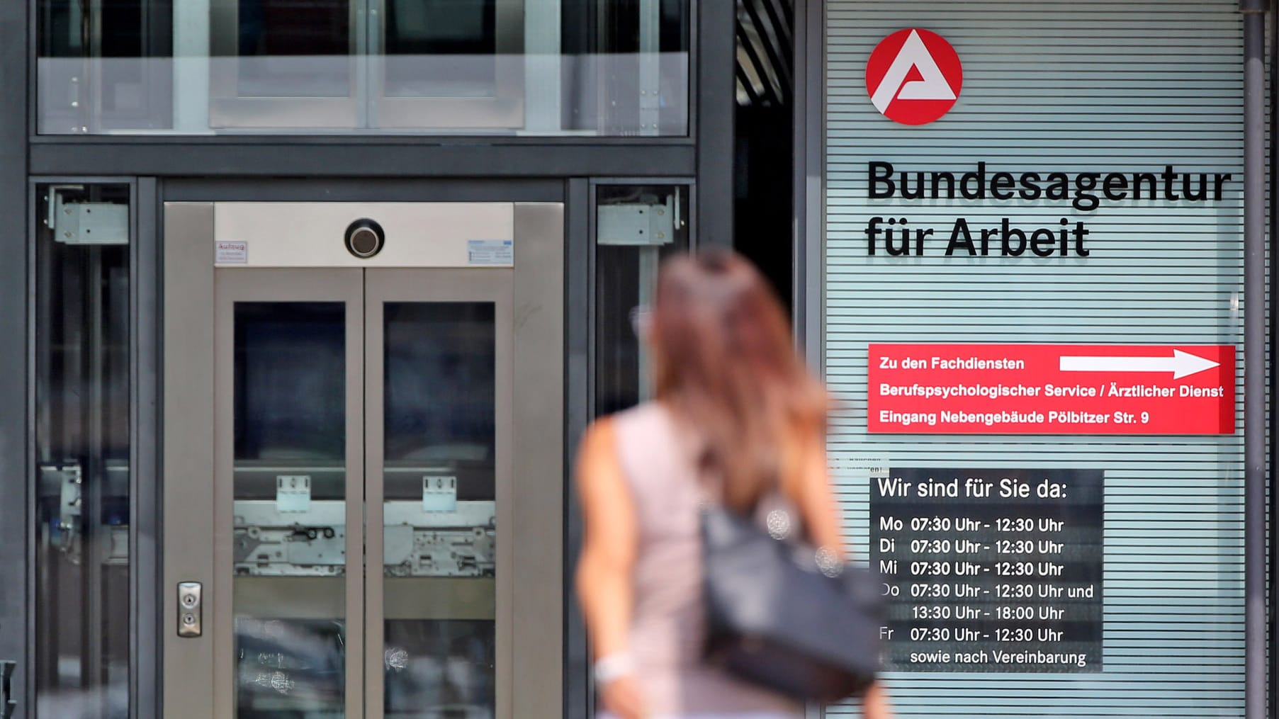 Eine Frau betritt ein Jobcenter in Sachsen.