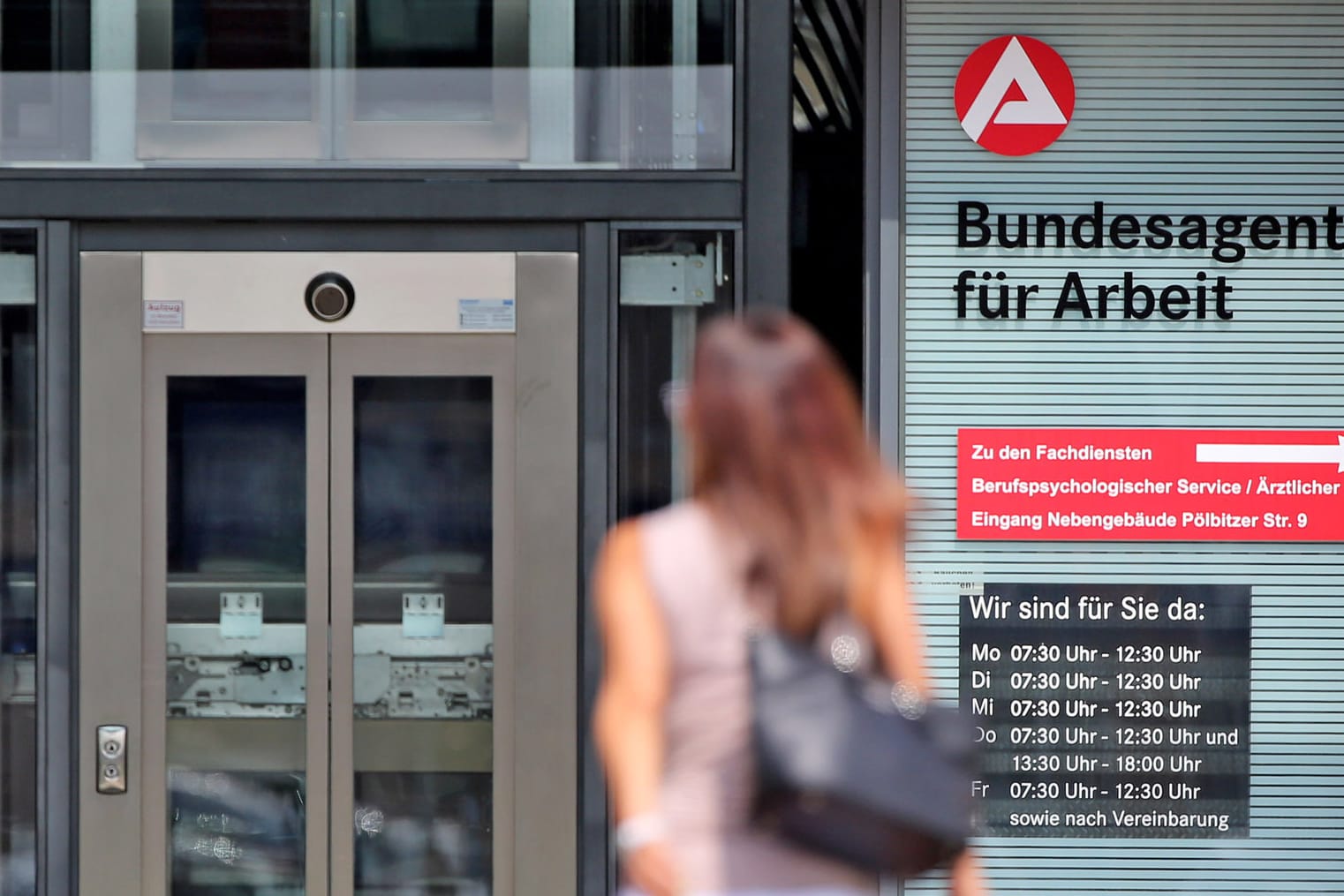 Eine Frau betritt ein Jobcenter in Sachsen.