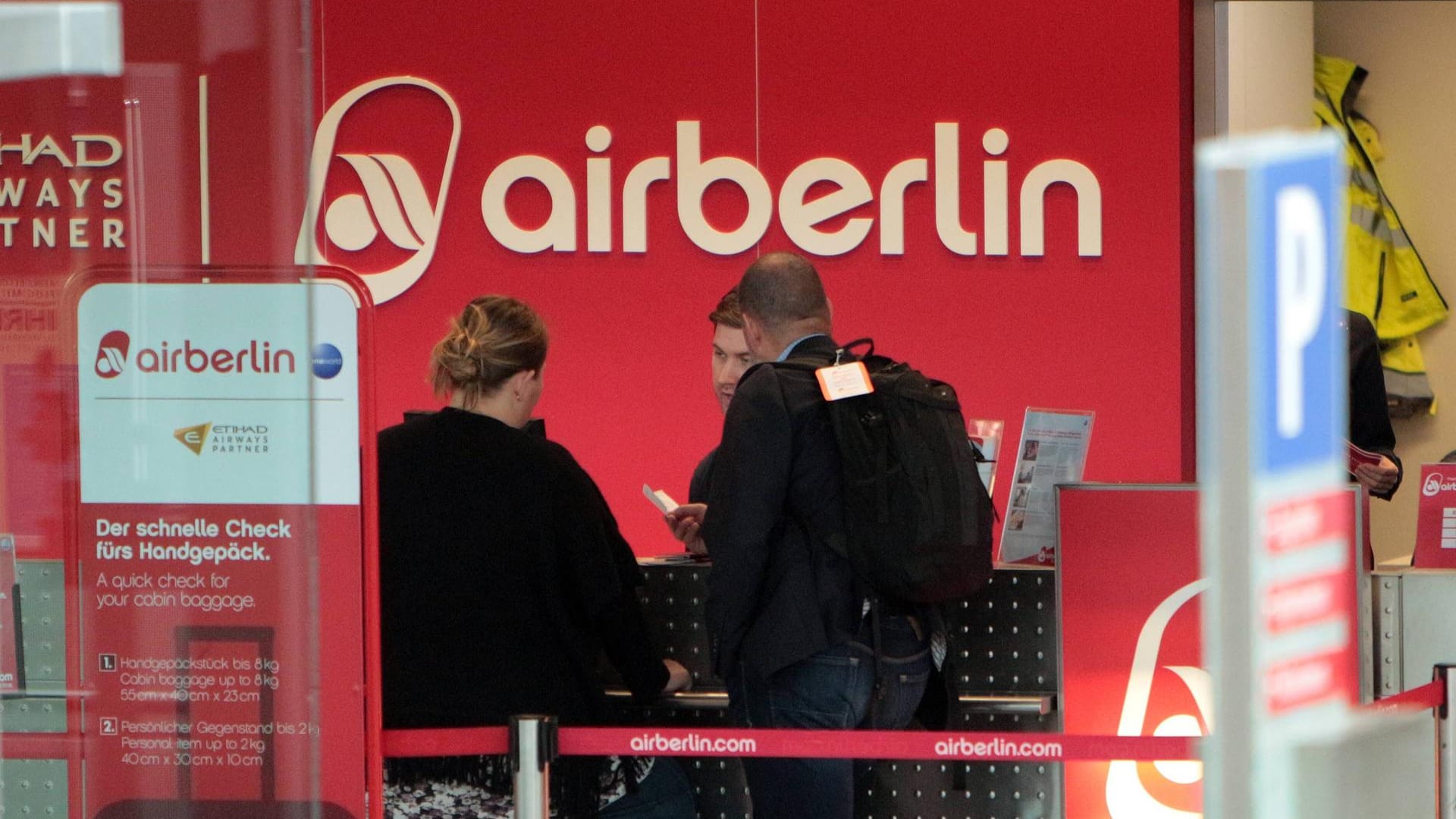 Fluggäste von Air Berlin müssen ab August 2017 früher am Check-in-Schalter sein.