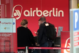 Fluggäste von Air Berlin müssen ab August 2017 früher am Check-in-Schalter sein.