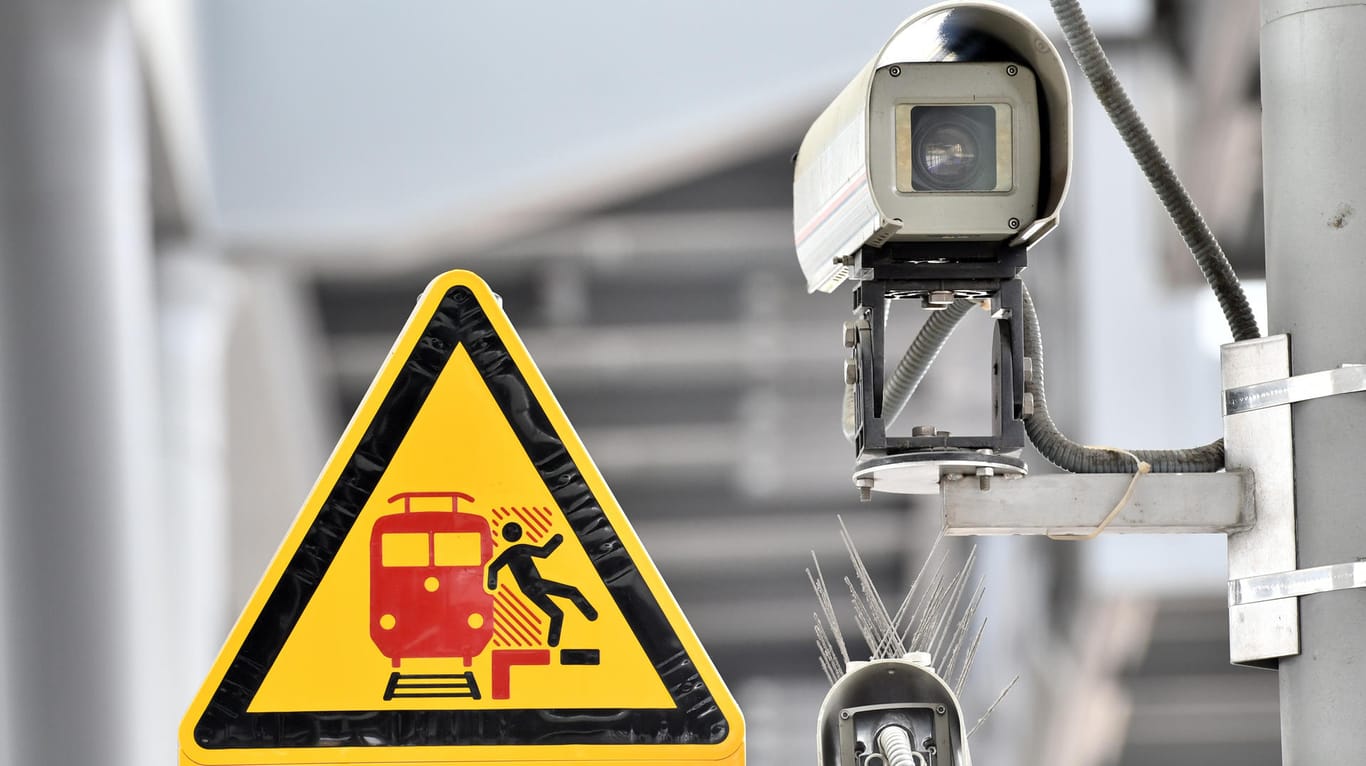Eine Überwachungskamera ist auf dem Bahnhof Südkreuz in Berlin zu sehen. Im Berliner Bahnhof Südkreuz beginnt an ein Versuch zur Gesichtserkennung durch Überwachungskameras.