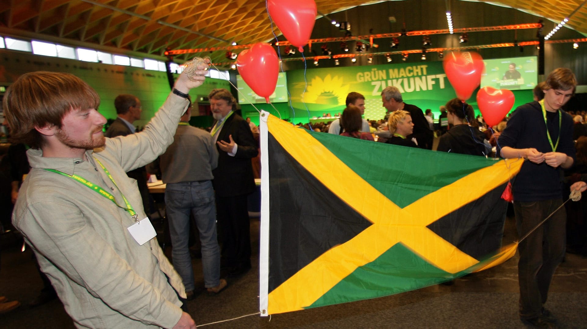 Grüne Anhänger der Jamaika-Koalition halten auf einem Parteitag eine Landesfahne hoch. Derzeit regiert in Schleswig-Holstein eine Landesregierung aus CDU, Grünen und FDP. Grüne Anhänger der Jamaika-Koalition halten auf einem Parteitag eine Landesfahne hoch. Derzeit regiert in Schleswig-Holstein eine Landesregierung aus CDU, Grünen und FDP.
