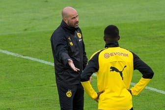 Trainer Peter Bosz spricht im Trainingslager mit Heißsporn Ousmane Dembélé, der nun auf Mitspieler Roman Bürki losgegangen ist.