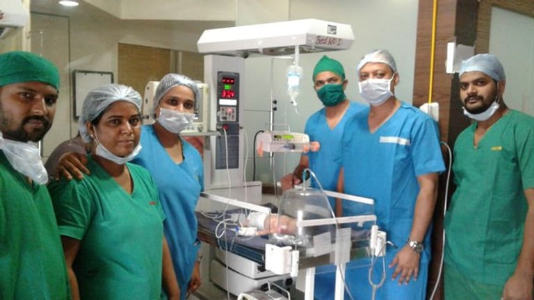 Das Ärzte-Team in einer undatierten Aufnahme mit dem operierten Baby im Krankenhaus in Maharashtra.