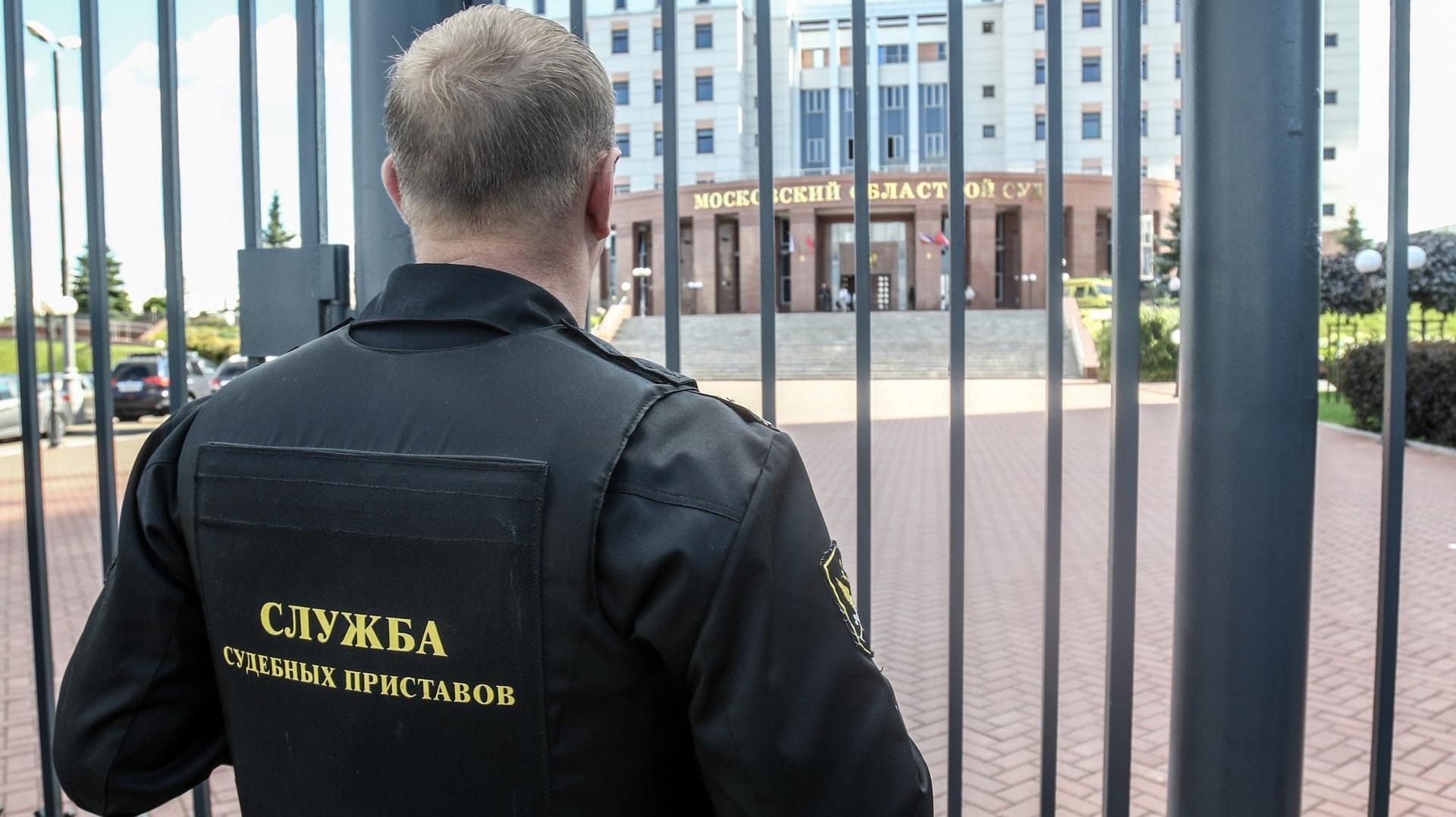 Ein Justizwachmann steht am Eingang eines Gerichts in Moskau (Russland), in dem sich Angeklagte eines Mordprozesses eine Schießerei mit dem Wachpersonal geliefert haben.