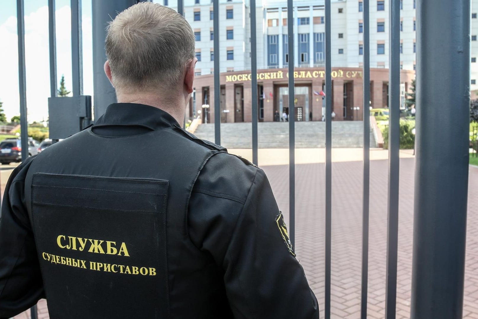 Ein Justizwachmann steht am Eingang eines Gerichts in Moskau (Russland), in dem sich Angeklagte eines Mordprozesses eine Schießerei mit dem Wachpersonal geliefert haben.