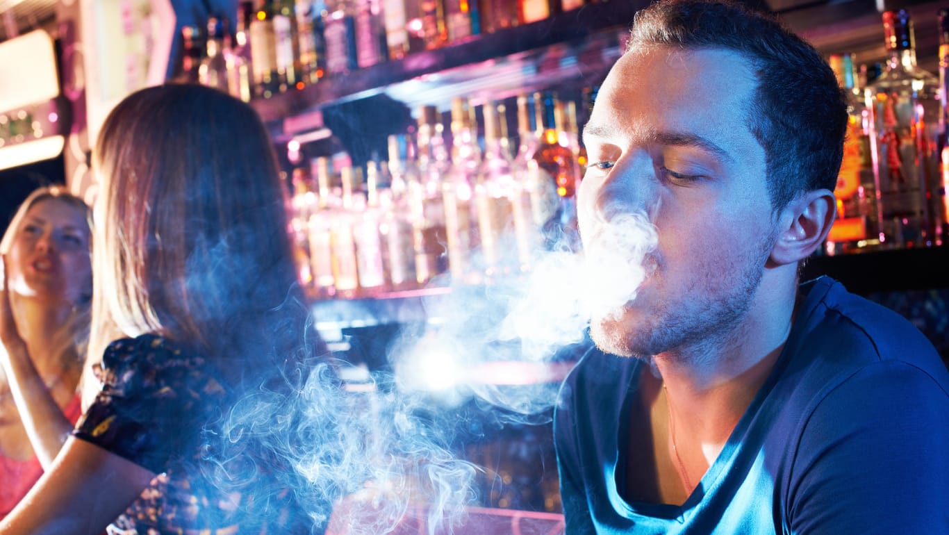 Rauchender Mann in einer Bar