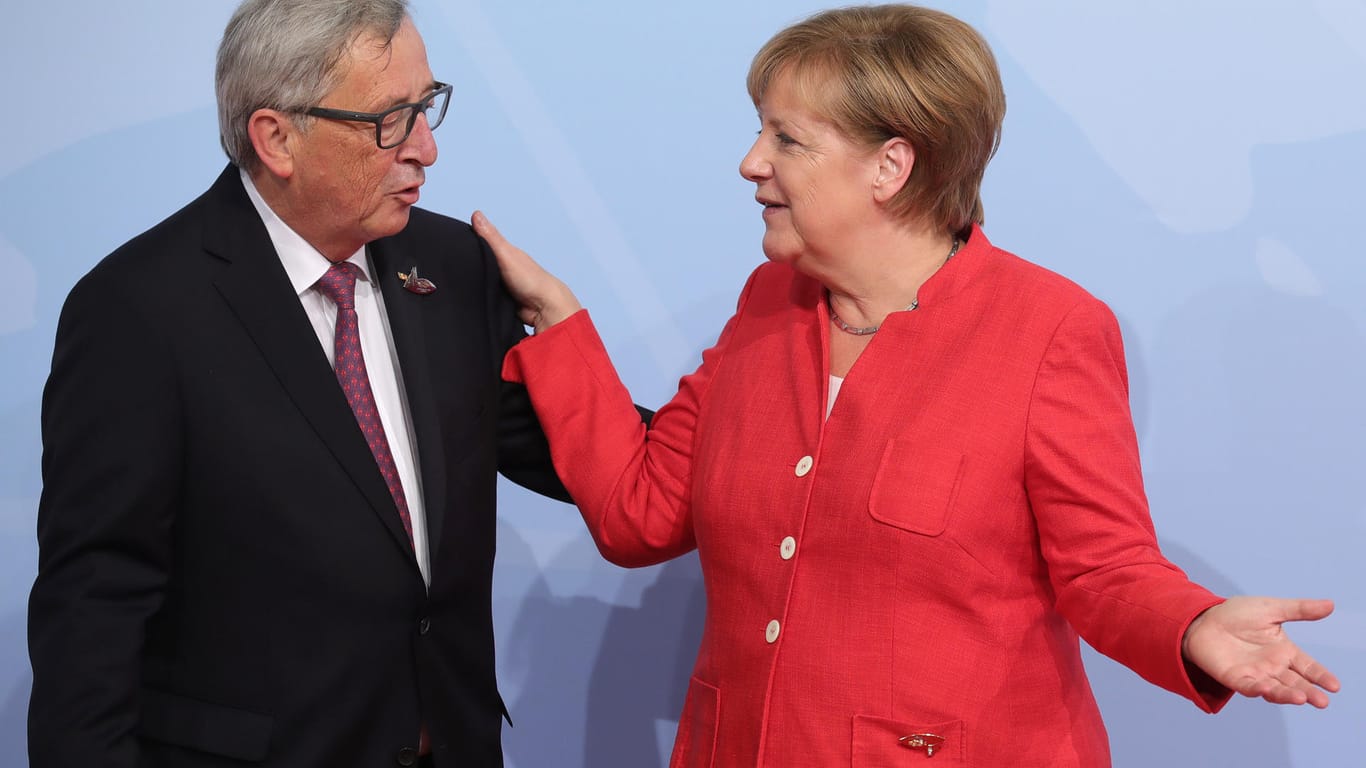 Bundeskanzlerin Angela Merkel begrüßt EU-Kommissionspräsident Jean-Claude Juncker in Hamburg beim G20-Gipfel.