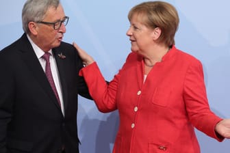 Bundeskanzlerin Angela Merkel begrüßt EU-Kommissionspräsident Jean-Claude Juncker in Hamburg beim G20-Gipfel.