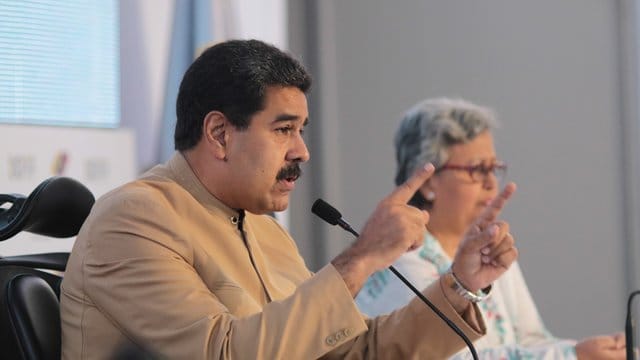Der venezolanische Präsident Nicolas Maduro spricht in Caracas über die Ergebnisse der umstrittenen Wahl für eine Verfassungsgebende Versammlung. Der venezolanische Präsident Nicolas Maduro spricht in Caracas über die Ergebnisse der umstrittenen Wahl für eine Verfassungsgebende Versammlung.