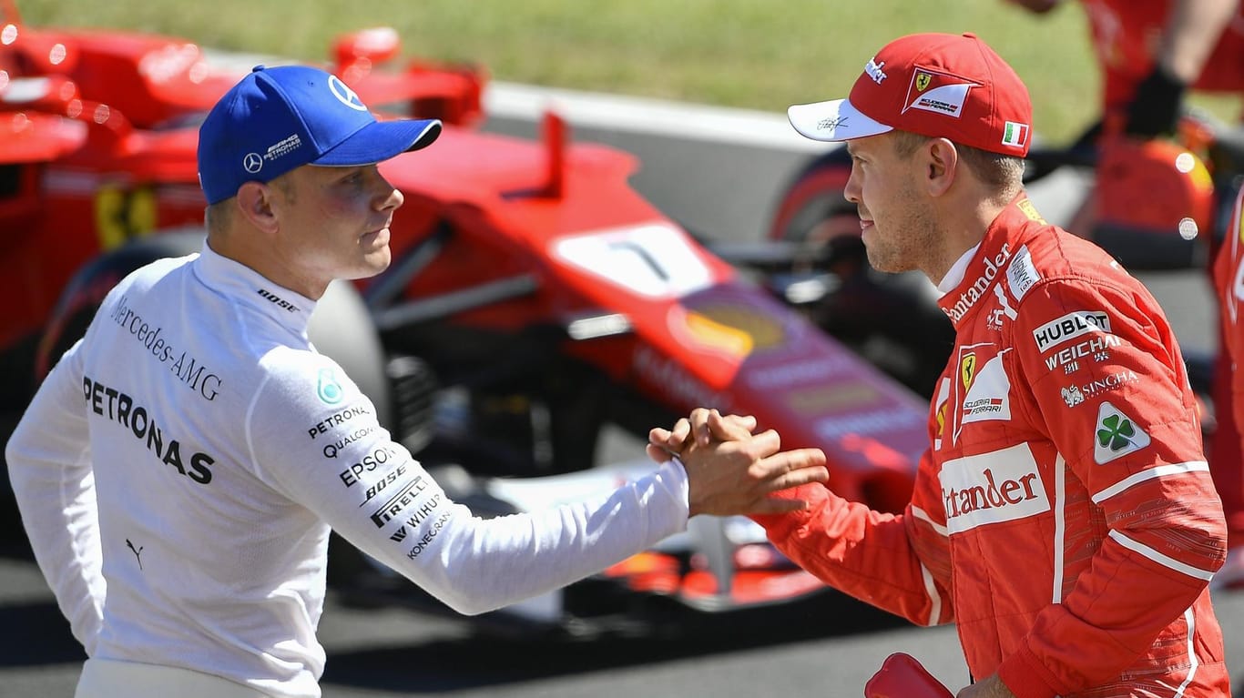 Sebastian Vettel (r.) liegt in der WM-Wertung klar vor Valtteri Bottas. Der Finne glaubt trotzdem an seine Titelchance.
