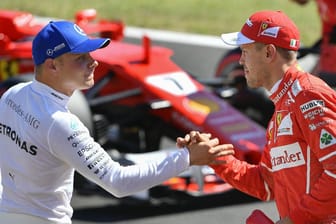 Sebastian Vettel (r.) liegt in der WM-Wertung klar vor Valtteri Bottas. Der Finne glaubt trotzdem an seine Titelchance.