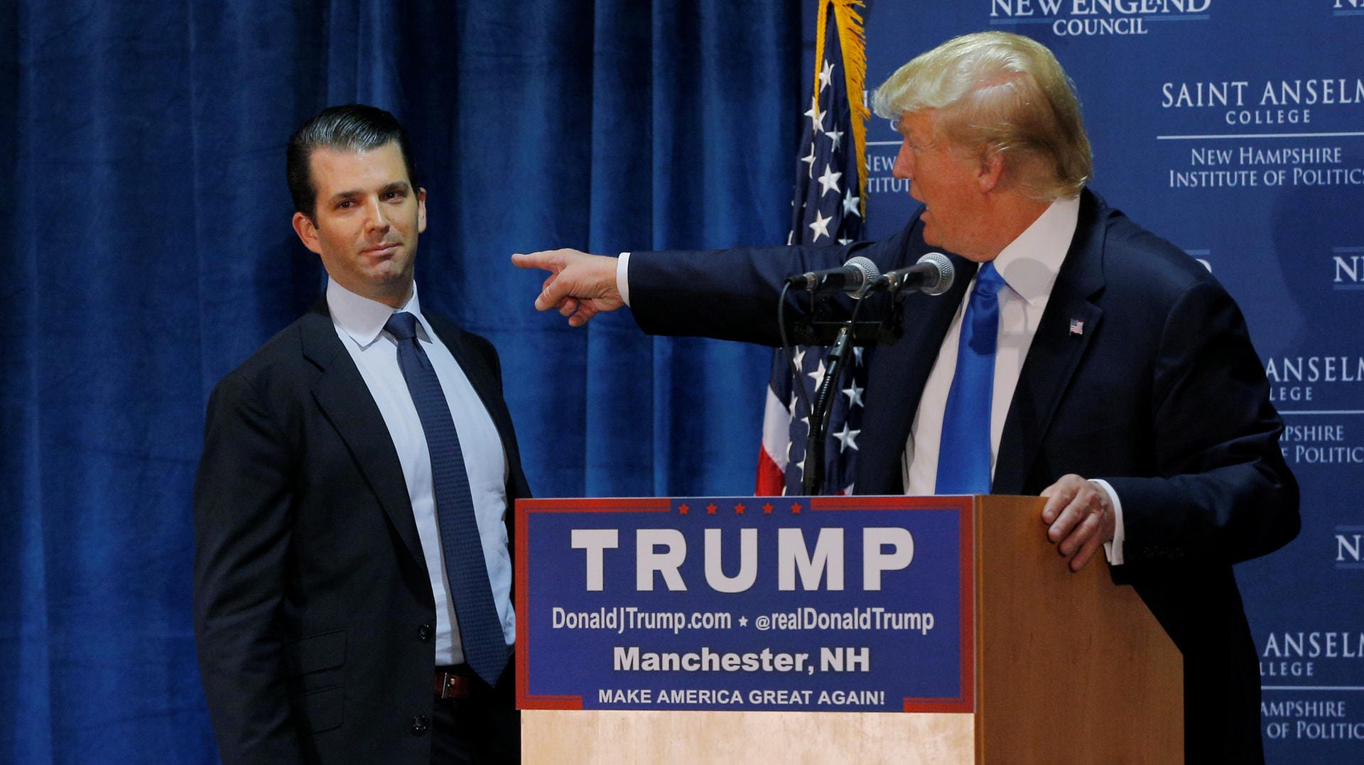 Donald Trump und sein ältester Sohn bei einem Wahlkampfauftritt im November 2015. Donald Trump und sein ältester Sohn bei einem Wahlkampfauftritt im November 2015.