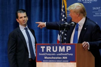 Donald Trump und sein ältester Sohn bei einem Wahlkampfauftritt im November 2015.