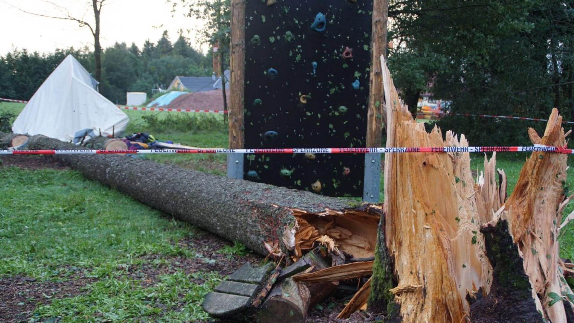 Unwetter über Zeltlager - Junge von Baum erschlagen