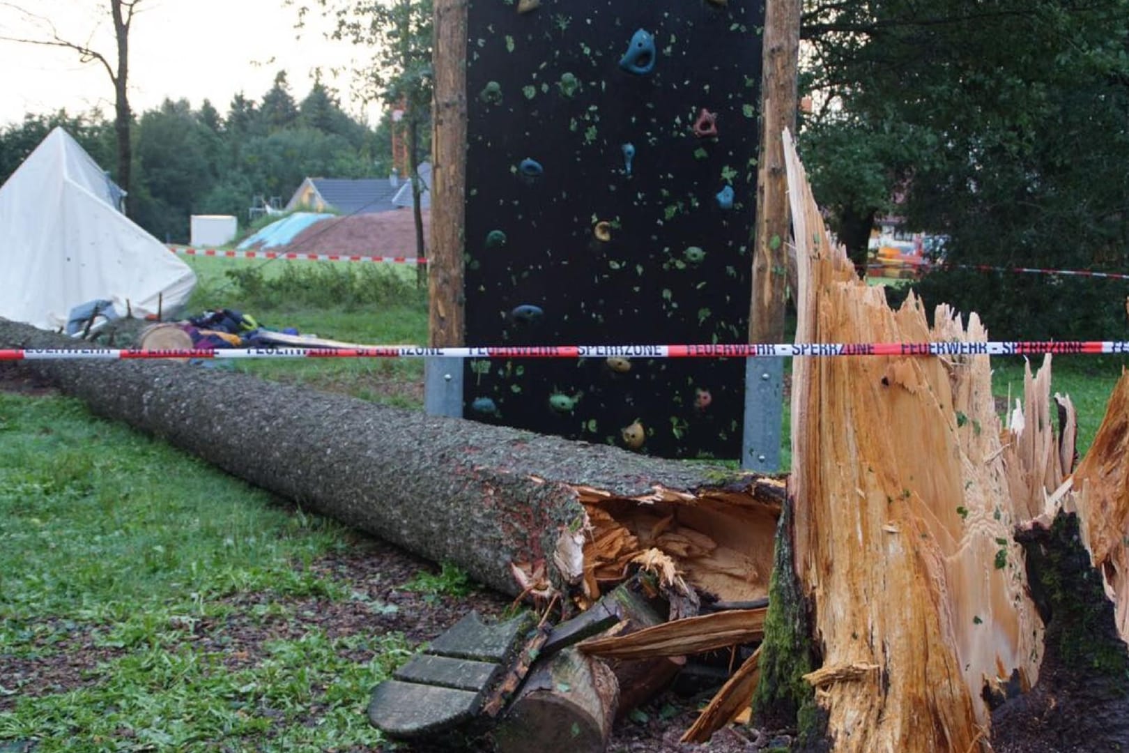 Unwetter über Zeltlager - Junge von Baum erschlagen