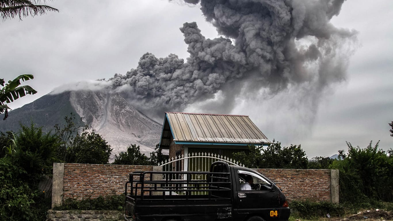 Der Sinabung Vulkan ist einer von 129 aktiven Vulkanen in Indonesien.