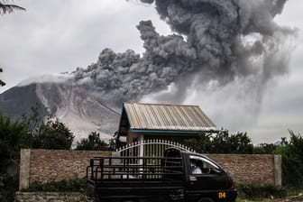 Der Sinabung Vulkan ist einer von 129 aktiven Vulkanen in Indonesien.