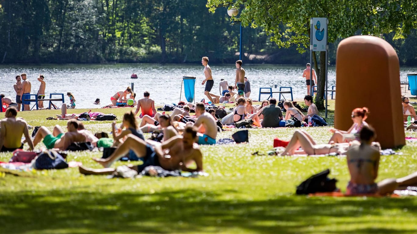 Schwimmen am See oder im Freibad im Sommer sollte ein unbeschwerter Spaß sein – Voyeure gefährden diesen.