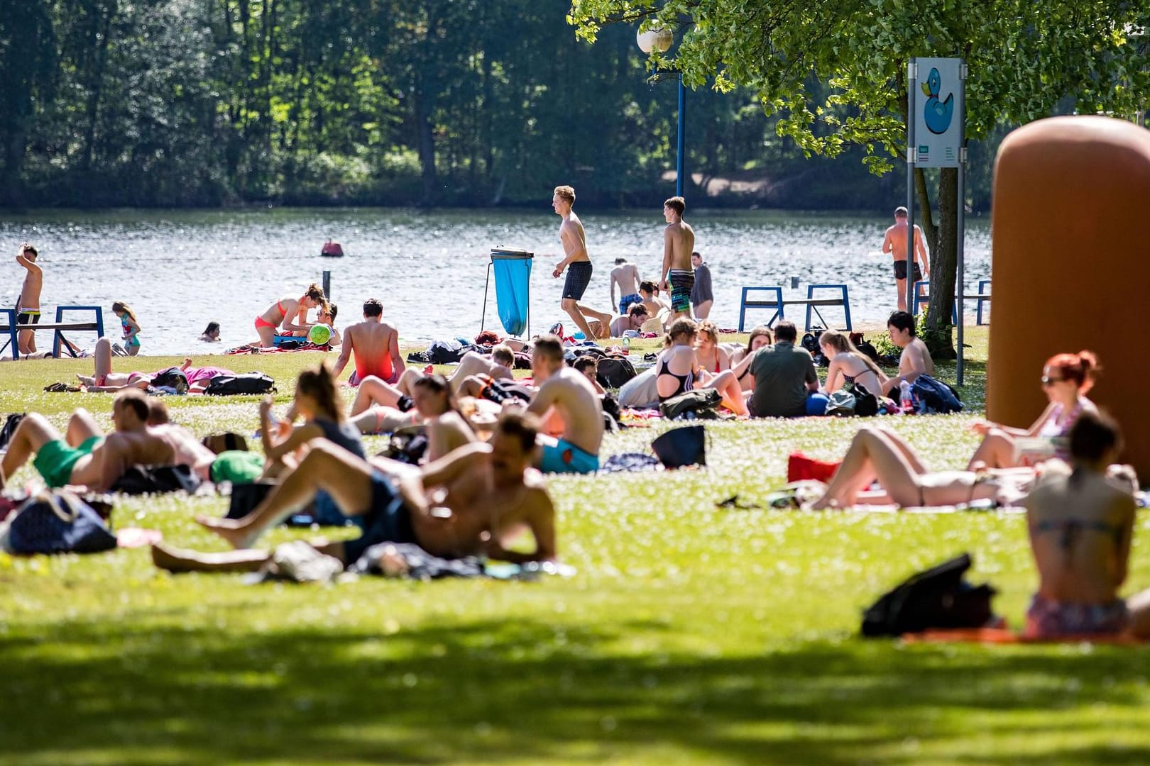 Schwimmen am See oder im Freibad im Sommer sollte ein unbeschwerter Spaß sein – Voyeure gefährden diesen.